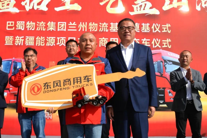 108辆东风天龙燃气子母车投运疆煤外运“战场”2.jpg 108辆东风天龙燃气子母车投运疆煤外运“战场”2.jpg