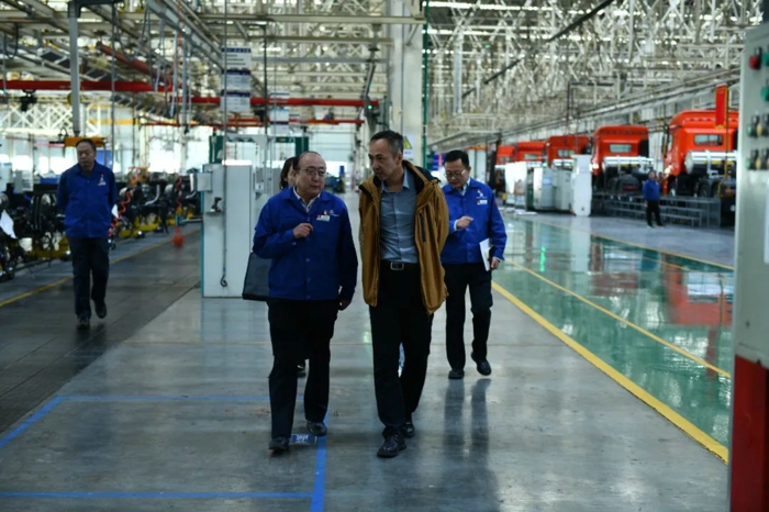 包头市总工会领导调研北奔重汽创新工作室2.jpg 包头市总工会领导调研北奔重汽创新工作室2.jpg