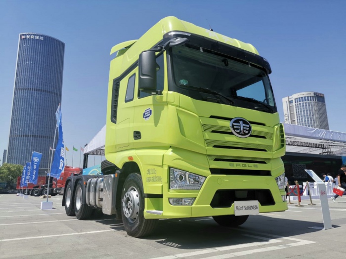 解放J7 6x4 560马力牵引车.jpg 解放J7 6x4 560马力牵引车.jpg