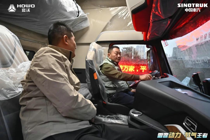 重汽豪沃新TH7 4.jpg 重汽豪沃新TH7 4.jpg