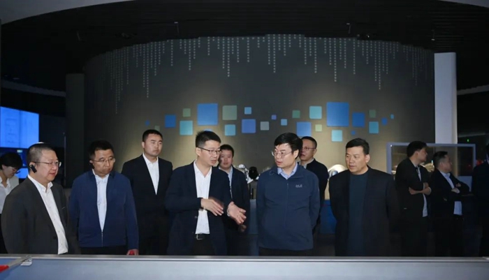行业大V走进东风商用车,点赞东风龙擎5G+智能制造应用3.jpg 行业大V走进东风商用车,点赞东风龙擎5G+智能制造应用3.jpg