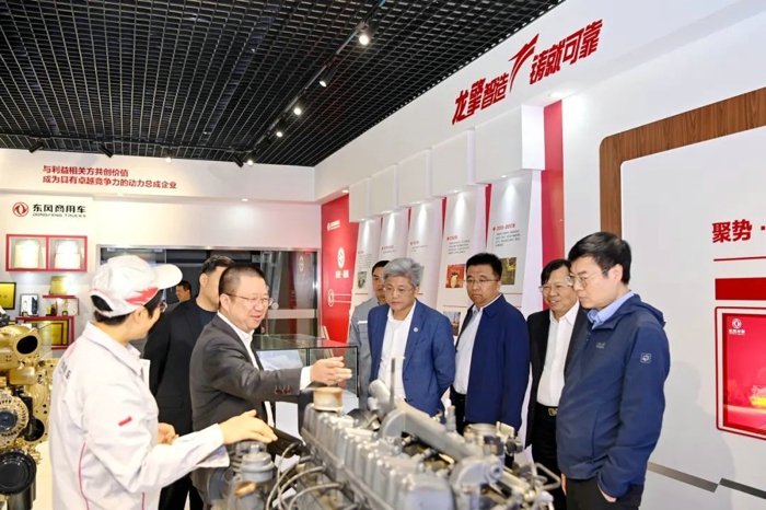 行业大V走进东风商用车,点赞东风龙擎5G+智能制造应用5.jpg 行业大V走进东风商用车,点赞东风龙擎5G+智能制造应用5.jpg