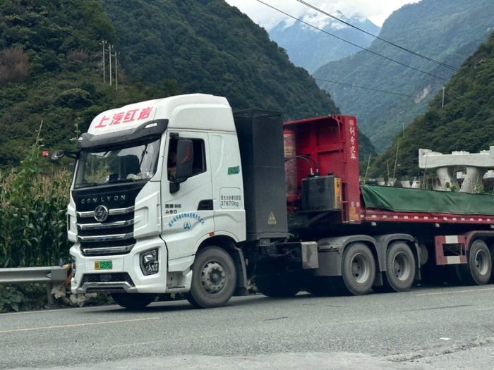 街拍上汽红岩电动牵引车.jpg 街拍上汽红岩电动牵引车.jpg