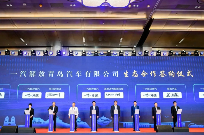 李胜出席青岛市新能源汽车产业链供需对接大会并与7家企业签约2.jpg 李胜出席青岛市新能源汽车产业链供需对接大会并与7家企业签约2.jpg
