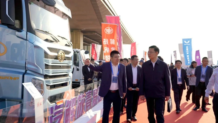 李胜出席青岛市新能源汽车产业链供需对接大会并与7家企业签约3.jpg 李胜出席青岛市新能源汽车产业链供需对接大会并与7家企业签约3.jpg