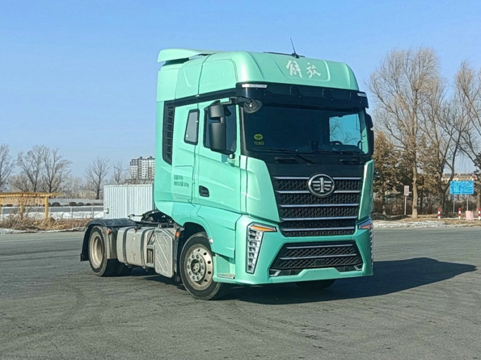 解放J7新外观柴油牵引车.jpg 解放J7新外观柴油牵引车.jpg