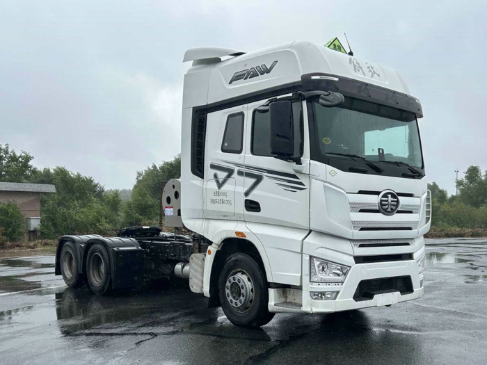 解放J7危险品运输牵引车 搭载解放动力13L燃气发动机,最大530马力.jpg 解放J7危险品运输牵引车 搭载解放动力13L燃气发动机,最大530马力.jpg