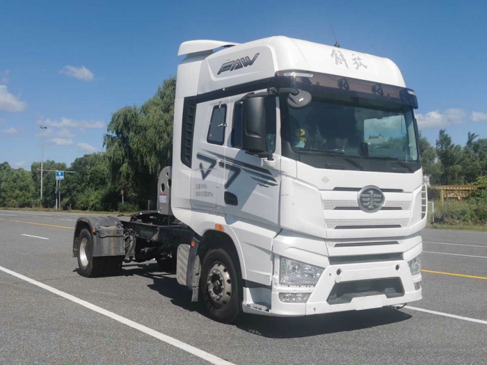 解放J7 LNG牵引车(4x2).jpg 解放J7 LNG牵引车(4x2).jpg