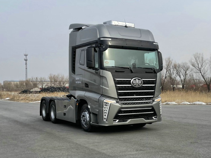 解放J7新外观柴油牵引车,最大700马力.jpg 解放J7新外观柴油牵引车,最大700马力.jpg