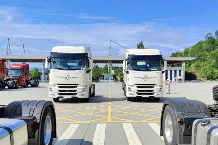 东风天龙GX牵引车.jpg 东风天龙GX牵引车.jpg