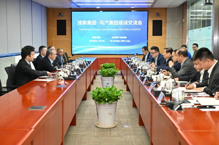 谭旭光与乌兹别克斯坦汽车工业股份公司董事会主席罗祖库洛夫·乌鲁格别克座谈交流.jpg 谭旭光与乌兹别克斯坦汽车工业股份公司董事会主席罗祖库洛夫·乌鲁格别克座谈交流.jpg