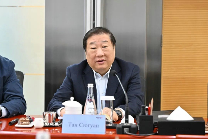 谭旭光与乌兹别克斯坦汽车工业股份公司董事会主席罗祖库洛夫·乌鲁格别克座谈交流3.jpg 谭旭光与乌兹别克斯坦汽车工业股份公司董事会主席罗祖库洛夫·乌鲁格别克座谈交流3.jpg