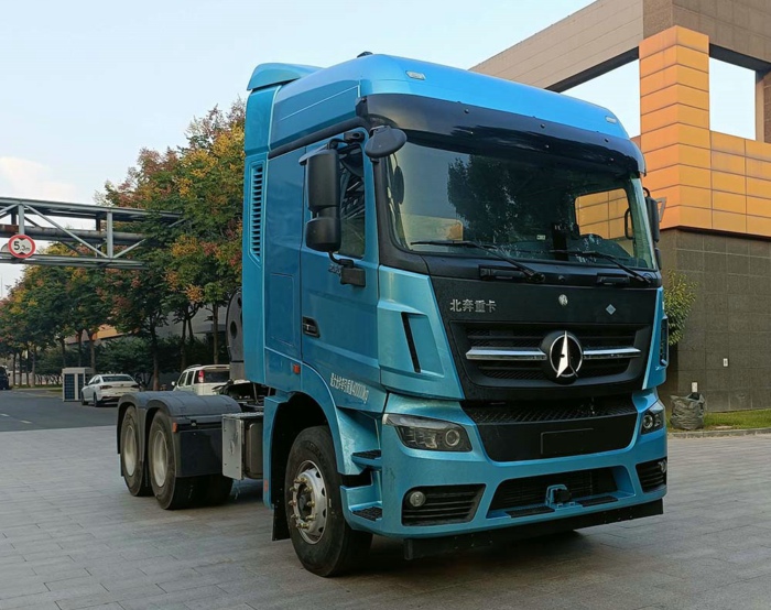北奔奔马LNG牵引车.jpg 北奔奔马LNG牵引车.jpg