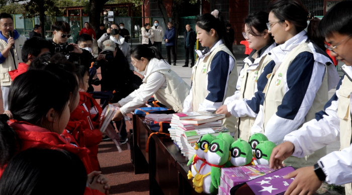 江汽集团“牵手·瑞风行动”走进肥东县八斗学校2.png 江汽集团“牵手·瑞风行动”走进肥东县八斗学校2.png