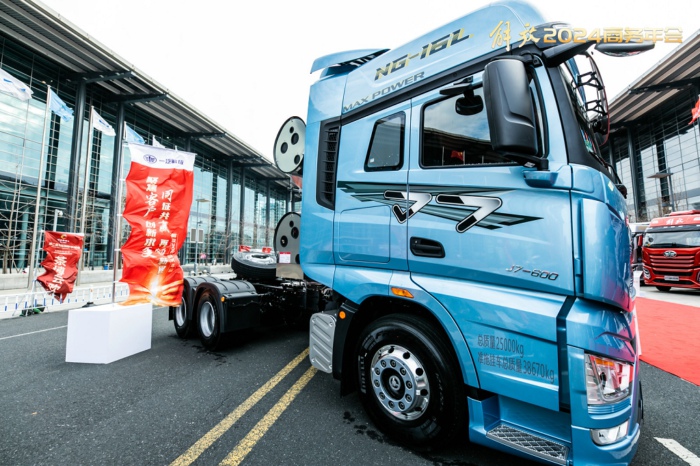 解放J7创领版 LNG牵引车2.jpg 解放J7创领版 LNG牵引车2.jpg