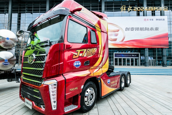 解放J7创领版700马力牵引车3.jpg 解放J7创领版700马力牵引车3.jpg