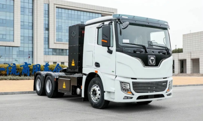 徐工三源热泵纯电动牵引车.jpg 徐工三源热泵纯电动牵引车.jpg