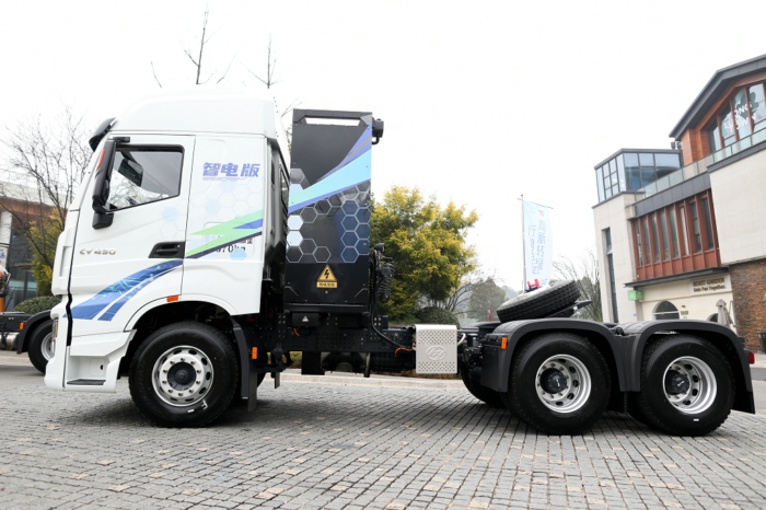 红岩杰狮智电版牵引车.jpg 红岩杰狮智电版牵引车.jpg