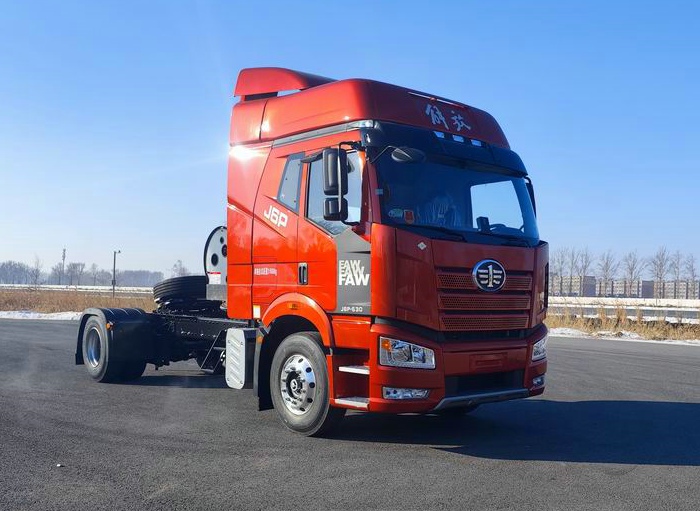2解放J6P LNG牵引车,最大530马力.jpg 2解放J6P LNG牵引车,最大530马力.jpg