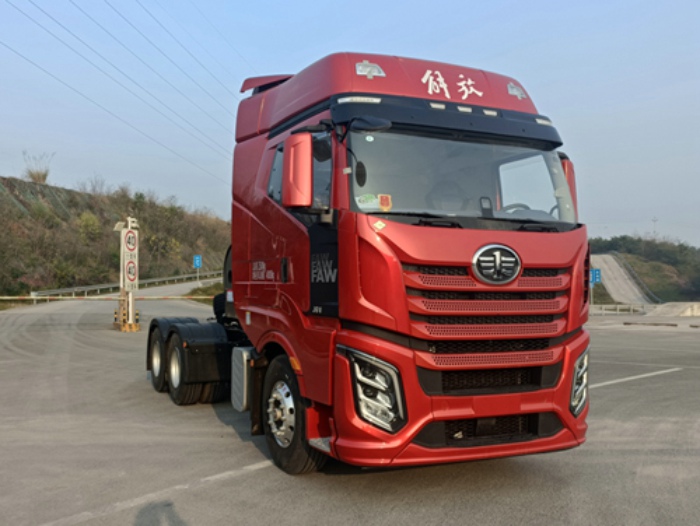 解放J6V LNG牵引车,最大660马力.jpg 解放J6V LNG牵引车,最大660马力.jpg