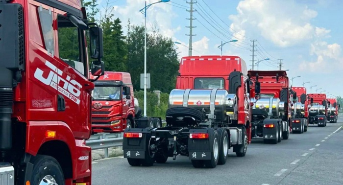 解放JH6燃气车2.jpg 解放JH6燃气车2.jpg