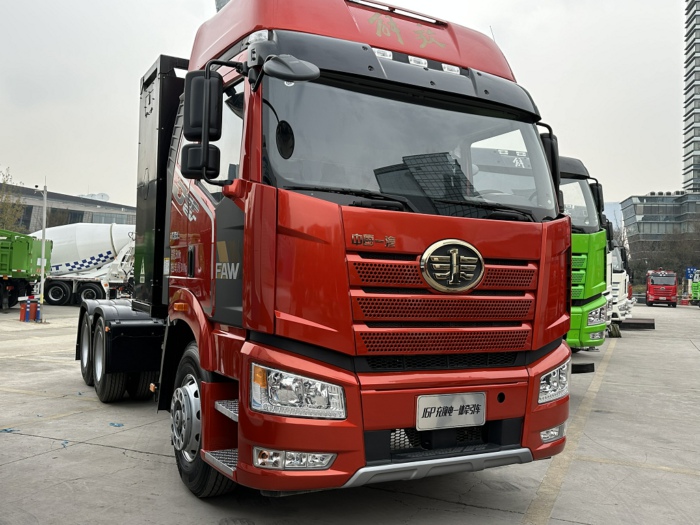 J6P充换一体牵引车.jpg J6P充换一体牵引车.jpg