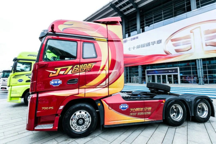 解放J7创领版700马力牵引车.jpg 解放J7创领版700马力牵引车.jpg