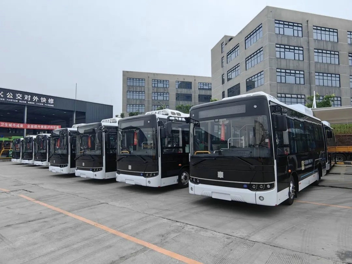 中车新款公交驶入“中国酒城”.jpg 中车新款公交驶入“中国酒城”.jpg