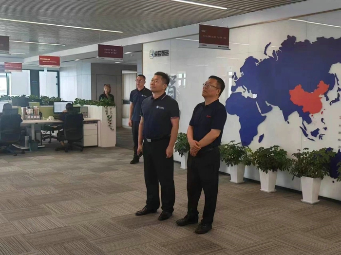 何清到荣程集团交流合作2.jpg 何清到荣程集团交流合作2.jpg
