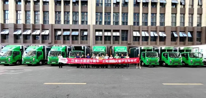 30台江淮骏铃混动冷藏车火热交车.jpg 30台江淮骏铃混动冷藏车火热交车.jpg