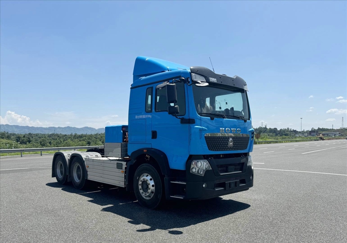 豪沃三电机充电牵引车.jpg 豪沃三电机充电牵引车.jpg