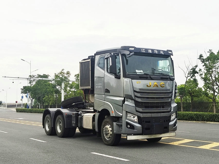 江淮柴油牵引车,配奔驰发动机.jpg 江淮柴油牵引车,配奔驰发动机.jpg