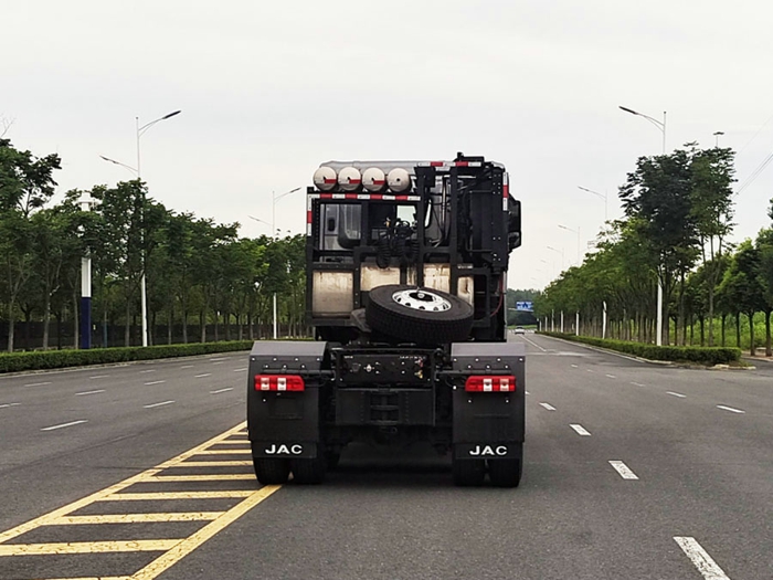 江淮柴油牵引车,配奔驰发动机2.jpg 江淮柴油牵引车,配奔驰发动机2.jpg