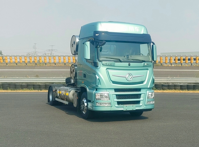 东风天龙KX LNG牵引车.jpg 东风天龙KX LNG牵引车.jpg