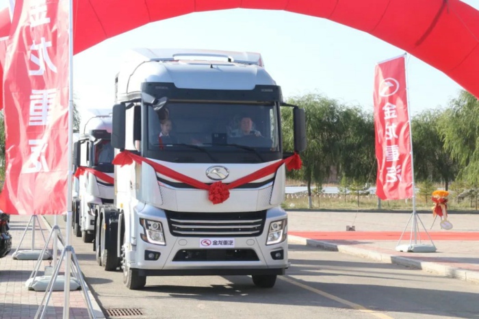 金龙东盛充换电一体牵引车.jpg 金龙东盛充换电一体牵引车.jpg