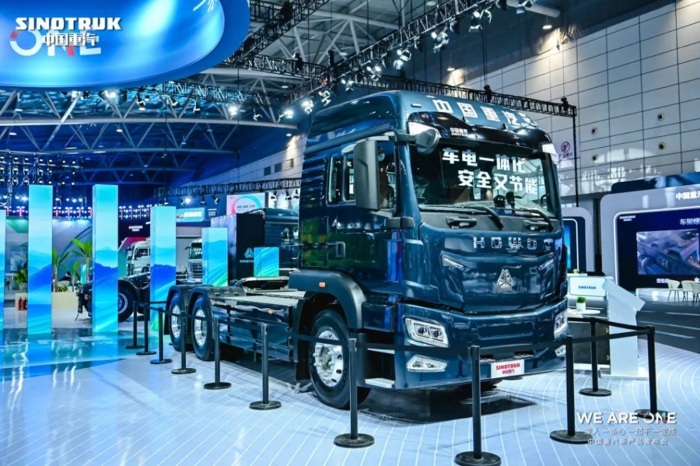 重汽豪沃TX电驱桥充电牵引车.jpg 重汽豪沃TX电驱桥充电牵引车.jpg