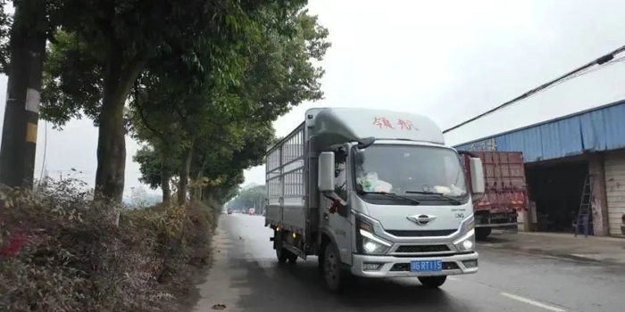 四川卡友对领航大G-LNG轻卡一见倾心2.jpg 四川卡友对领航大G-LNG轻卡一见倾心2.jpg