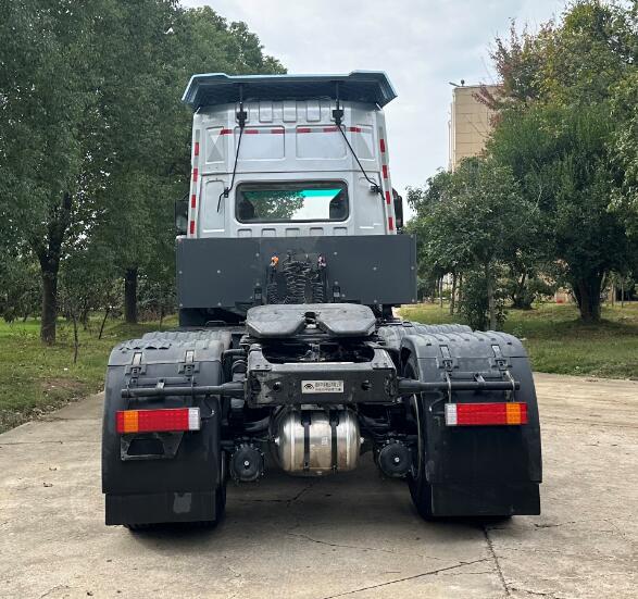 宇通牵引车2.jpg 宇通牵引车2.jpg