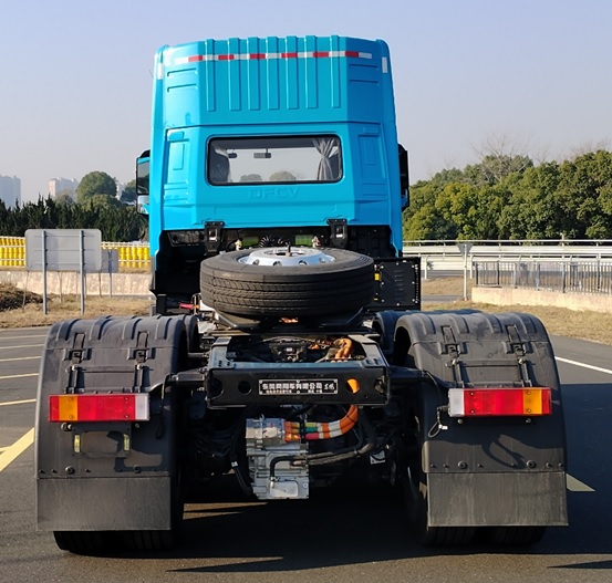 东风商用车牵引车2.jpg 东风商用车牵引车2.jpg