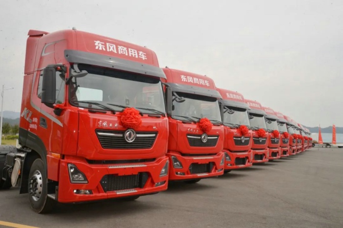 东风天龙KL燃油牵引车.jpg 东风天龙KL燃油牵引车.jpg