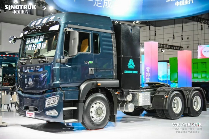 重汽豪沃TX中央驱动充电牵引车.jpg 重汽豪沃TX中央驱动充电牵引车.jpg