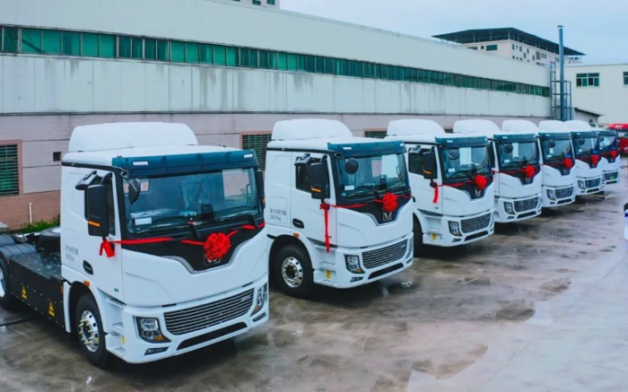 徐工底置充电牵引车.jpg 徐工底置充电牵引车.jpg